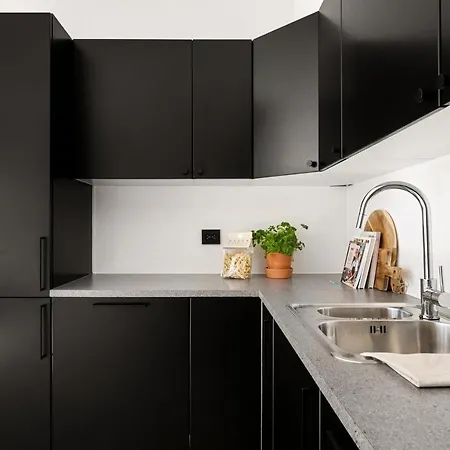 Modern & 2 Bedroom With Parking *